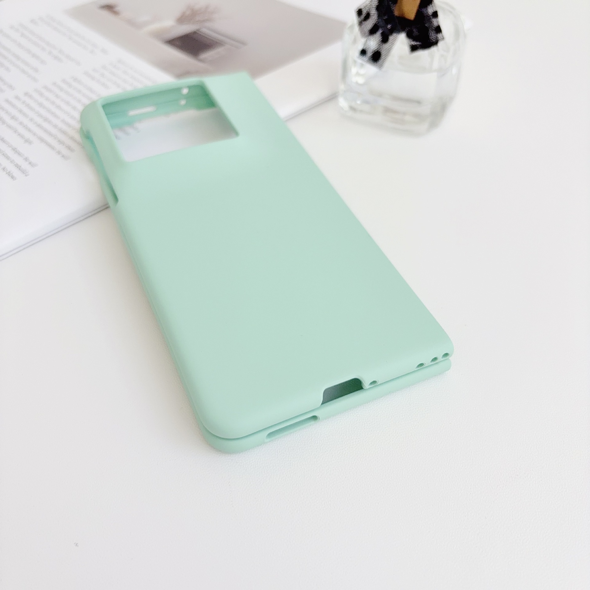 Ultra-thin, skin-feeling macaron-colored Motorola foldable screen PC protective case for Moto Razr Fold phones.