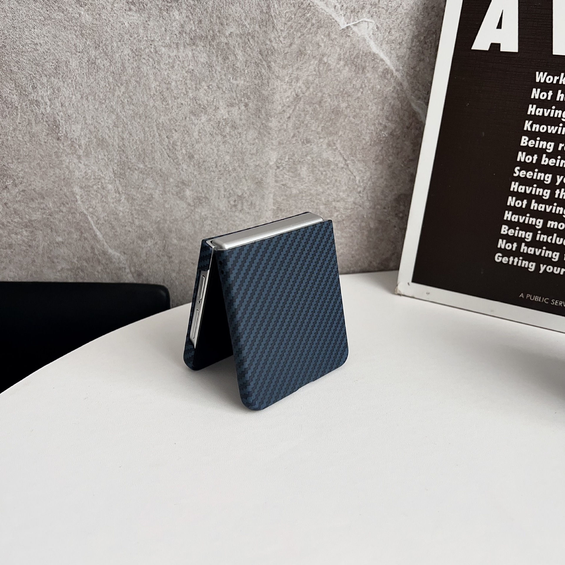 Compatible with Samsung ZFlip 8/7 phone case, built-in wireless charging, magnetic closure, 6/5 carbon fiber texture, 4/3 ultra-thin protective case