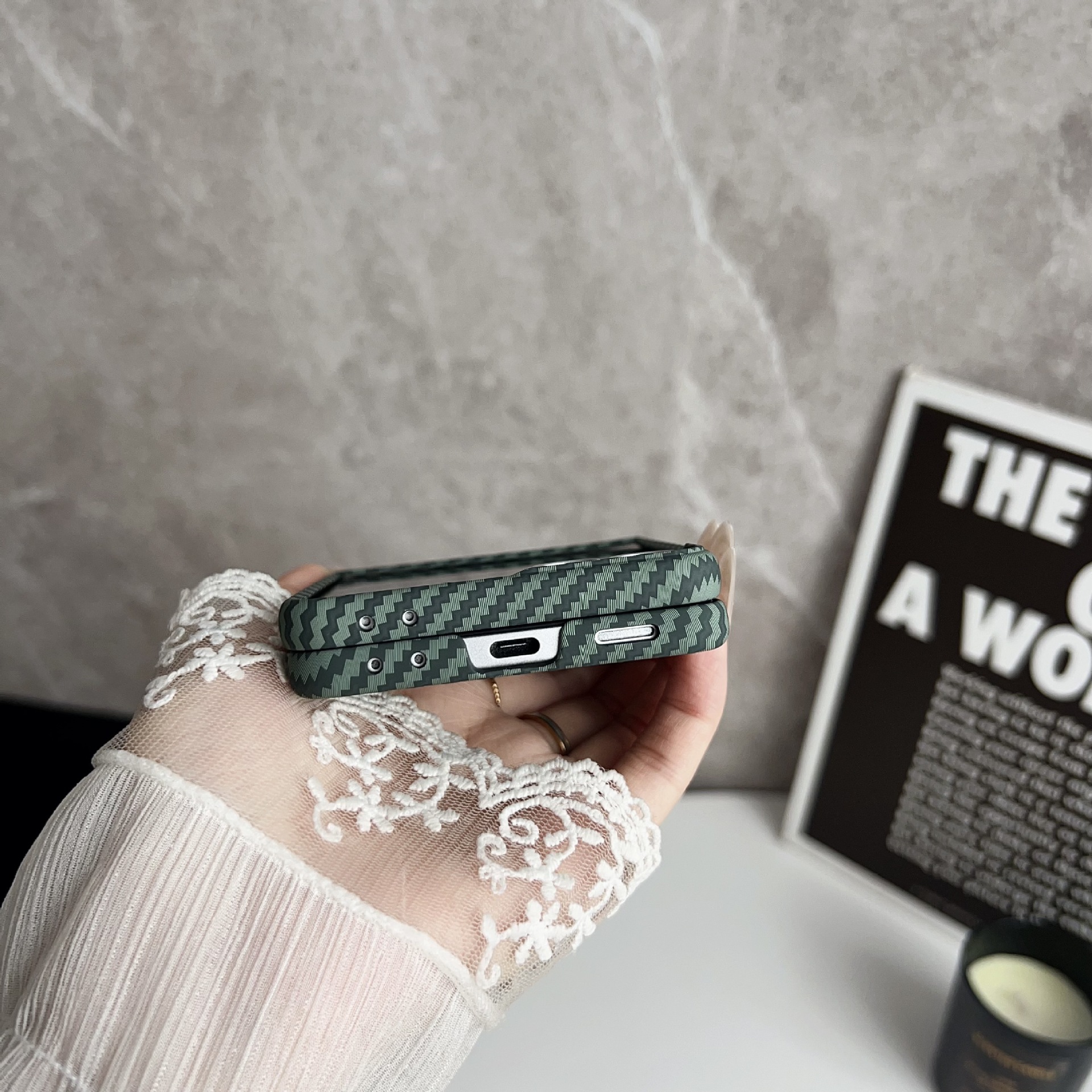 Compatible with Samsung ZFlip 8/7 phone case, built-in wireless charging, magnetic closure, 6/5 carbon fiber texture, 4/3 ultra-thin protective case