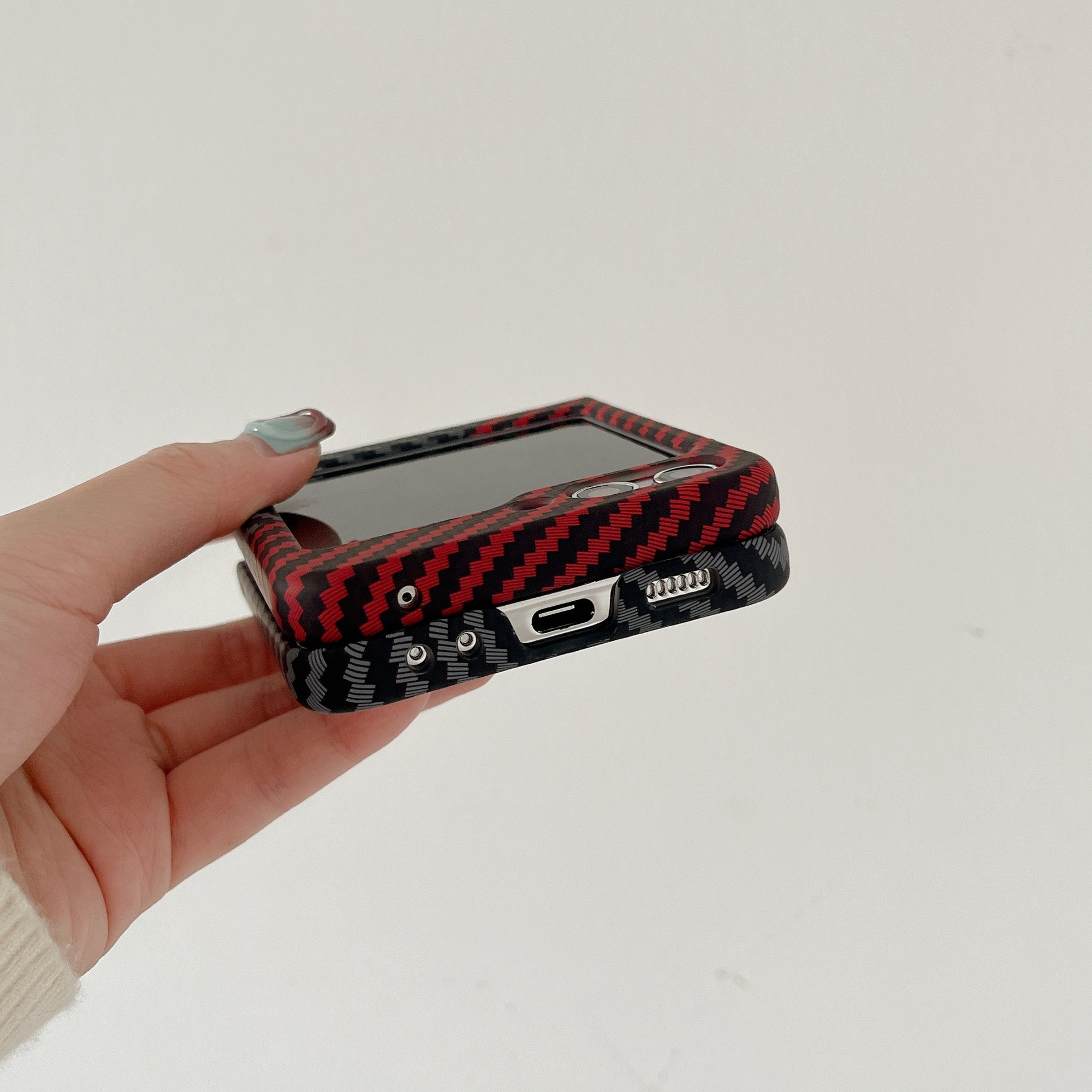 Compatible with Samsung Z Flip 7/6/5 phone cases, 4/3 carbon fiber magnetic wireless charging ultra-thin drop-proof protective cases.