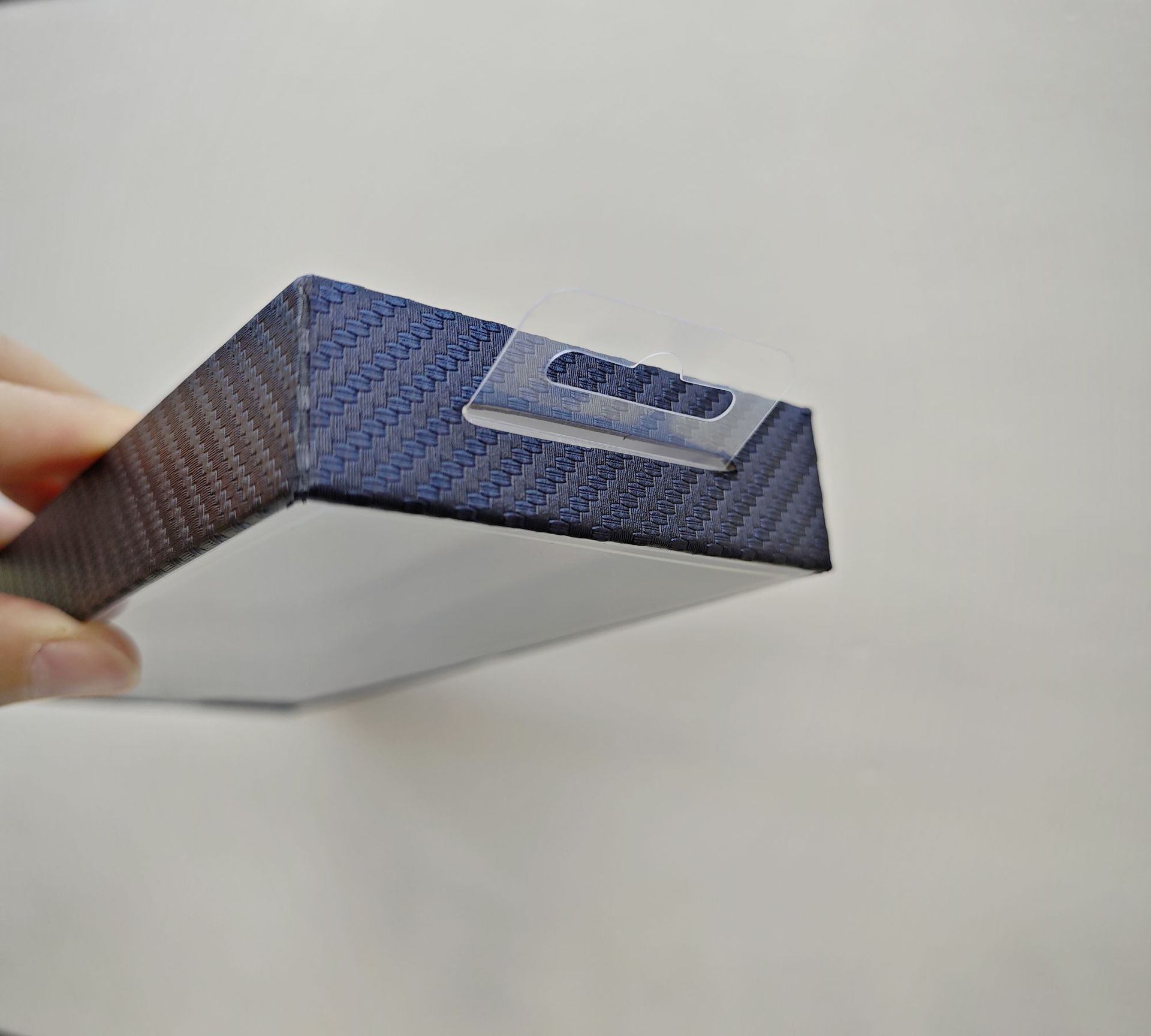 Carbon fiber textured phone case packaging boxes with blister tops are a hot seller on cross-border e-commerce platforms.