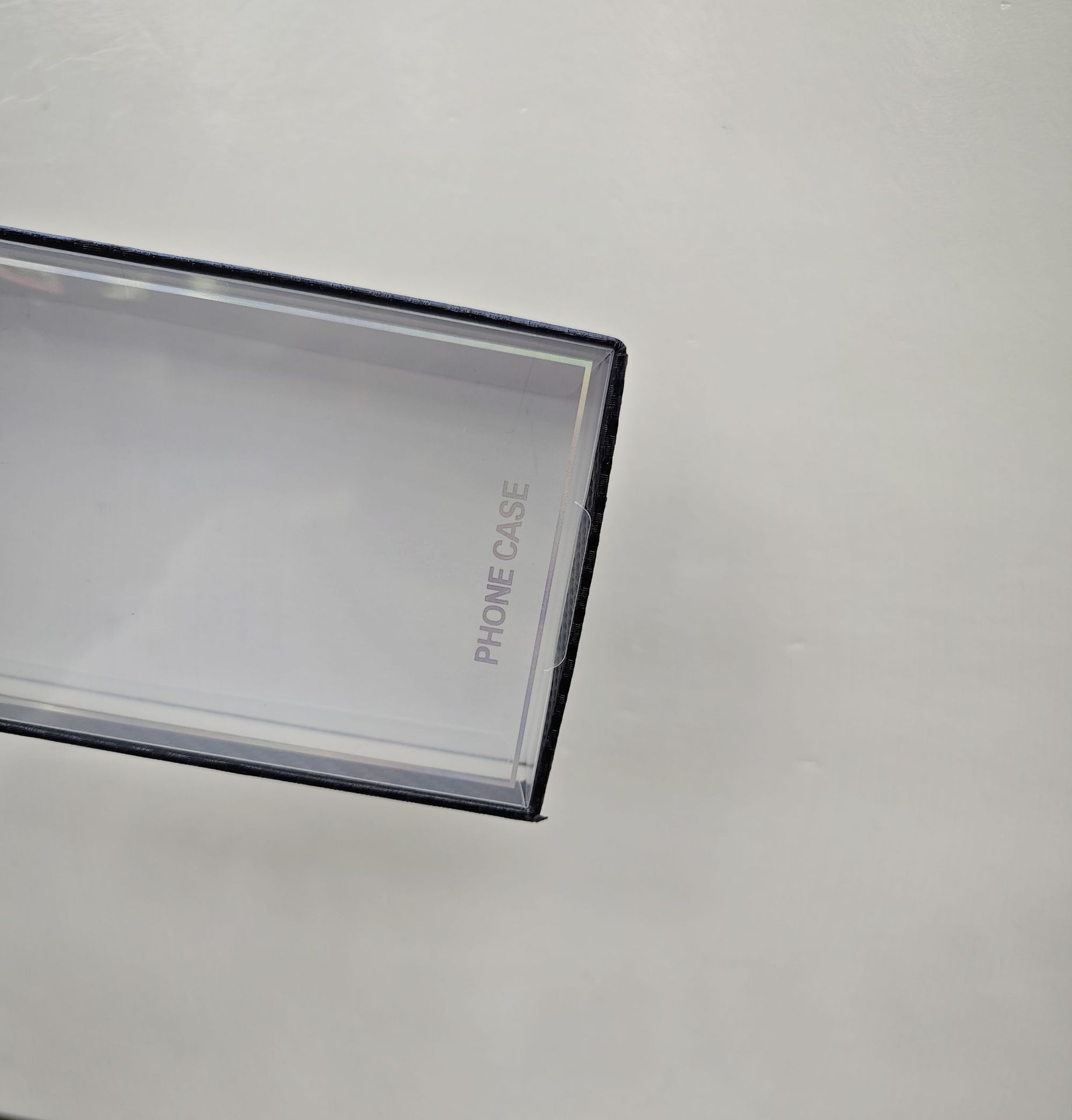 Carbon fiber textured phone case packaging boxes with blister tops are a hot seller on cross-border e-commerce platforms.