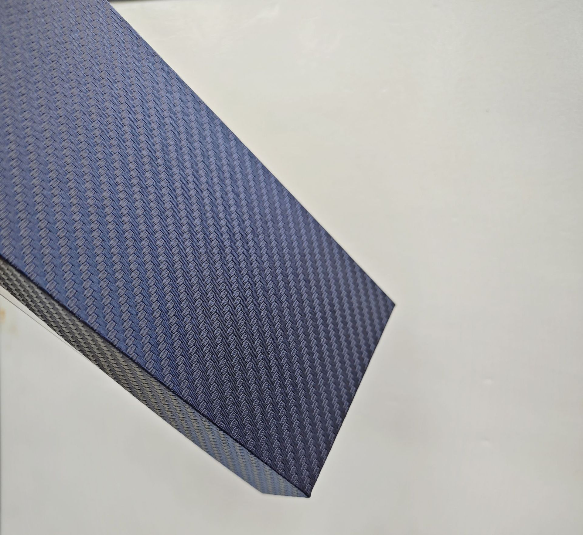 Carbon fiber textured phone case packaging boxes with blister tops are a hot seller on cross-border e-commerce platforms.