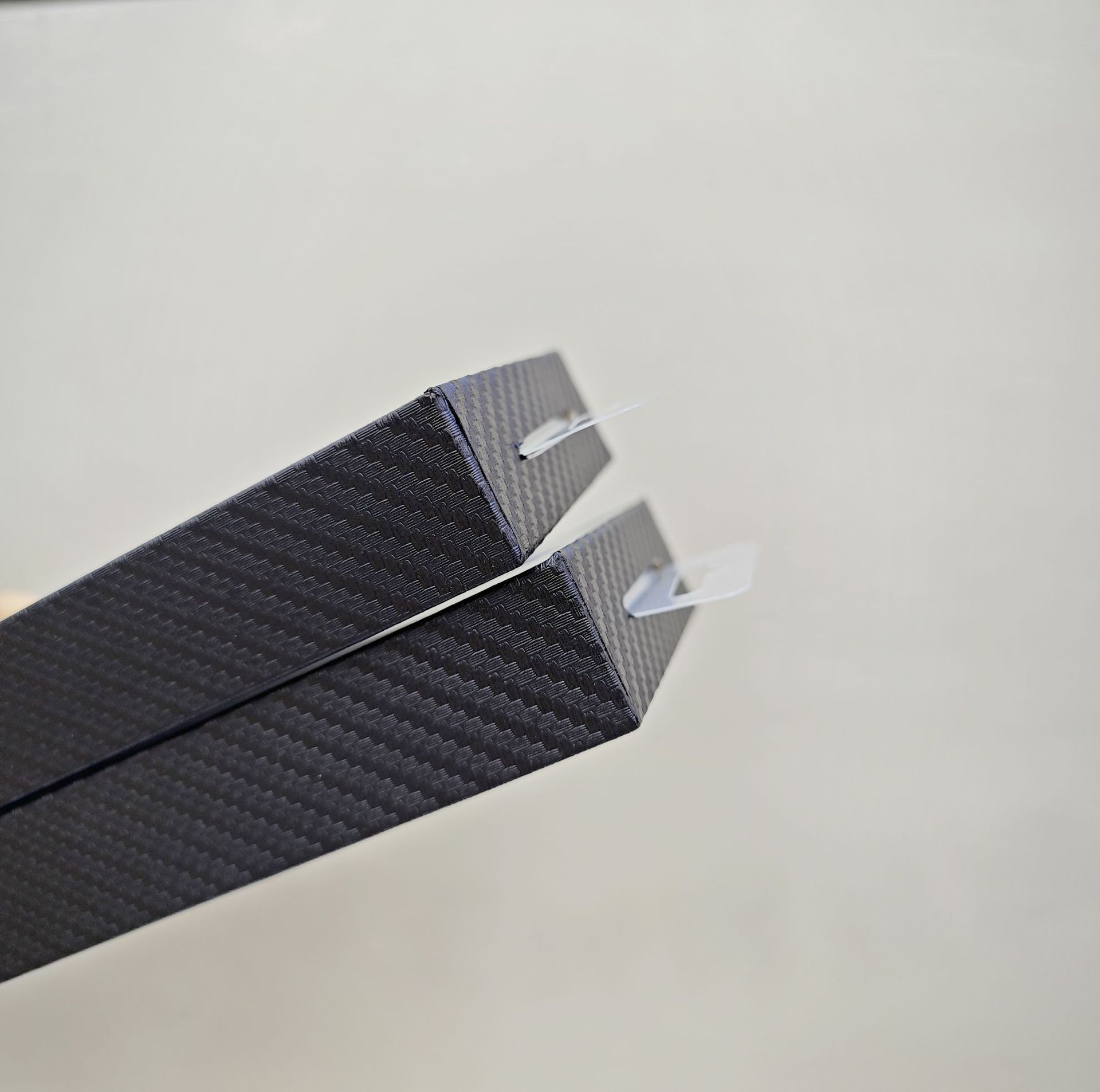 Carbon fiber textured phone case packaging boxes with blister tops are a hot seller on cross-border e-commerce platforms.