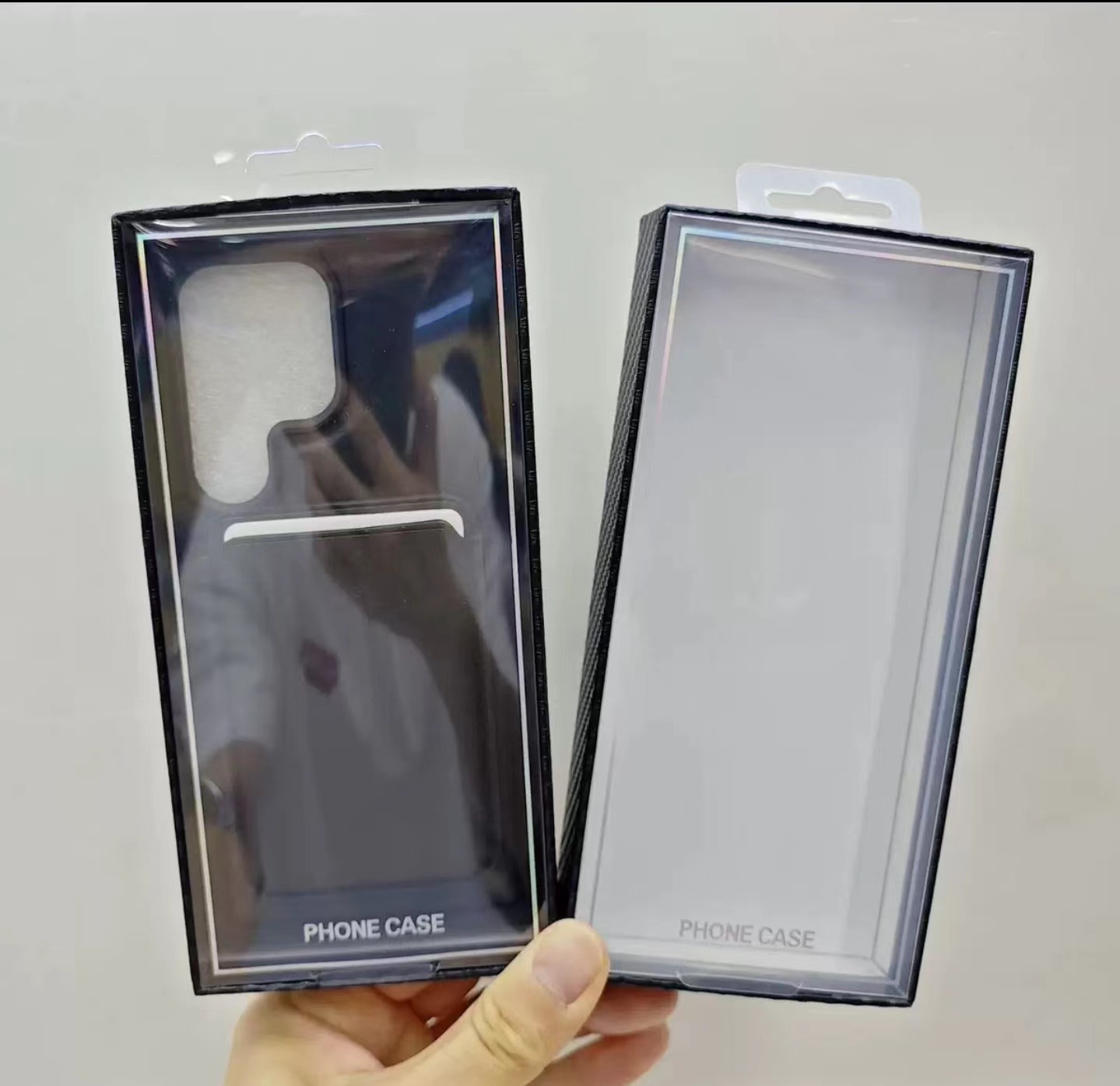 Carbon fiber textured phone case packaging boxes with blister tops are a hot seller on cross-border e-commerce platforms.