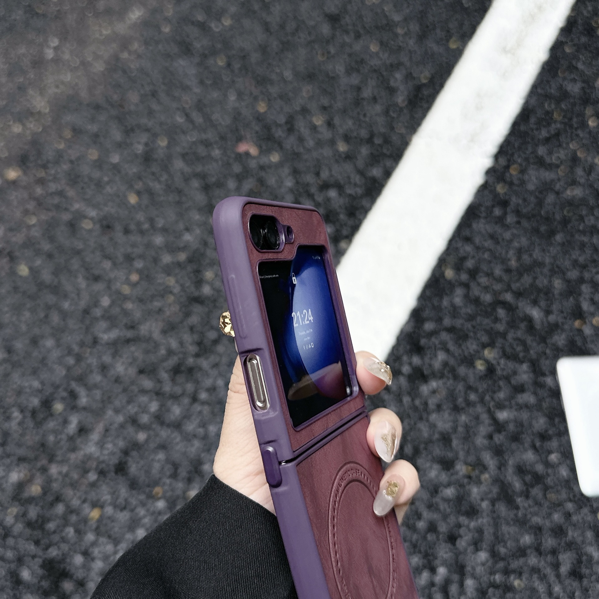 Compatible with Samsung Z Flip 7/6/5 phone case, 4/3 inches, built-in wireless charging, magnetic closure, sheepskin folding screen protective case.