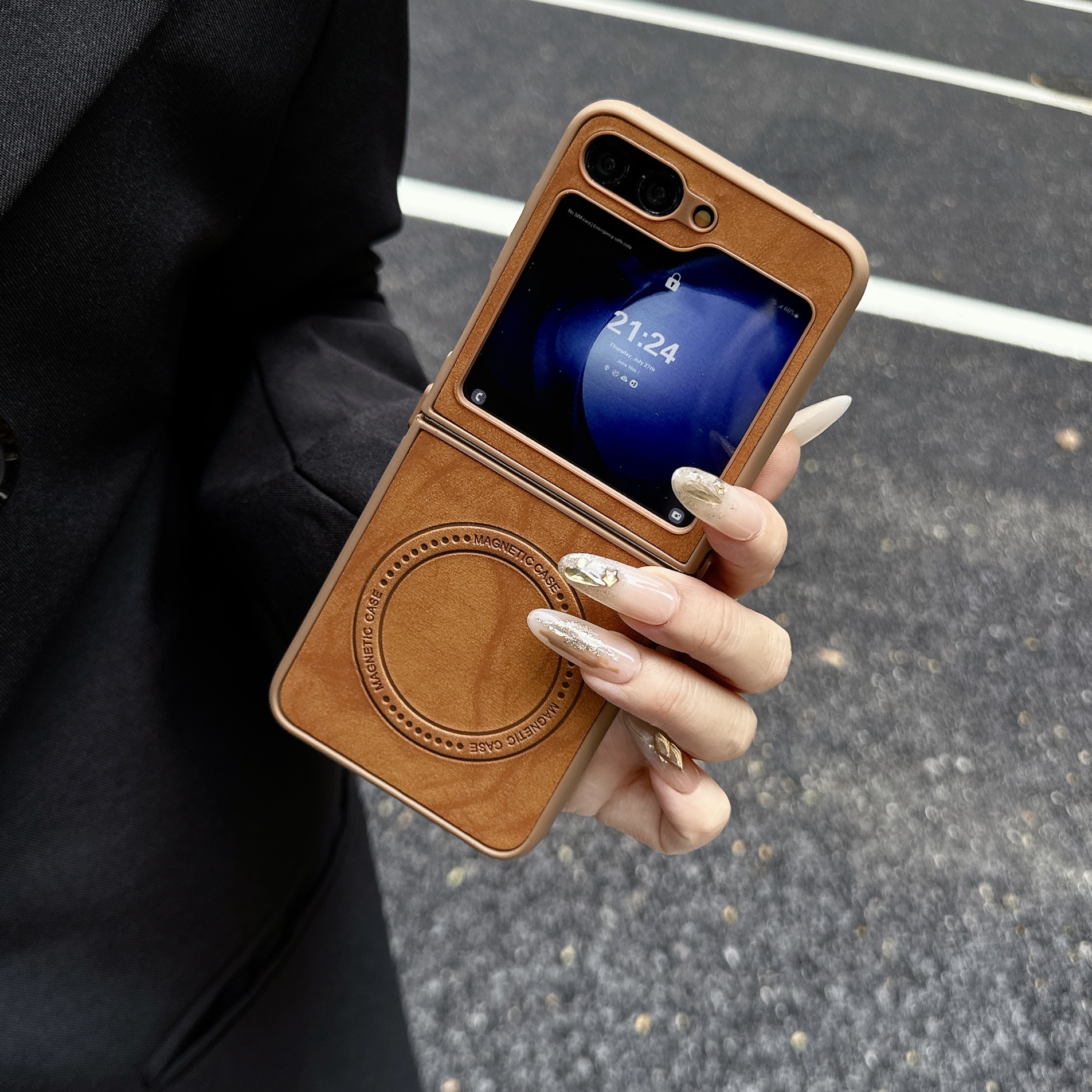 Compatible with Samsung Z Flip 7/6/5 phone case, 4/3 inches, built-in wireless charging, magnetic closure, sheepskin folding screen protective case.