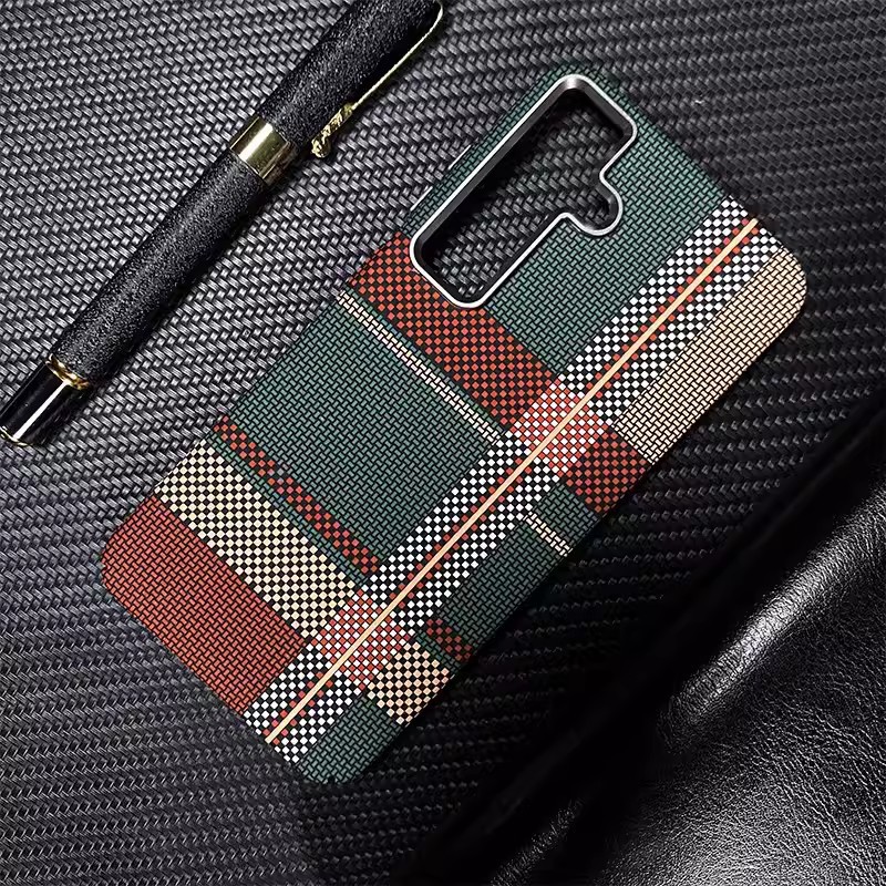 Compatible with Samsung S26 Ultra phone case, glow-in-the-dark S25/24P, built-in magnetic Kevlar textured shockproof protective case - Red and green checkered pattern S26 Ultra