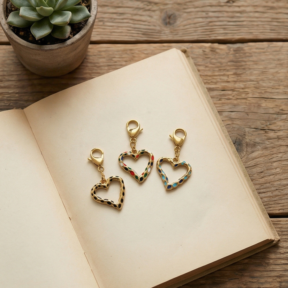 Heart-shaped lobster clasp pendant, DIY shoe pendant, bracelet, necklace, multi-functional accessory.