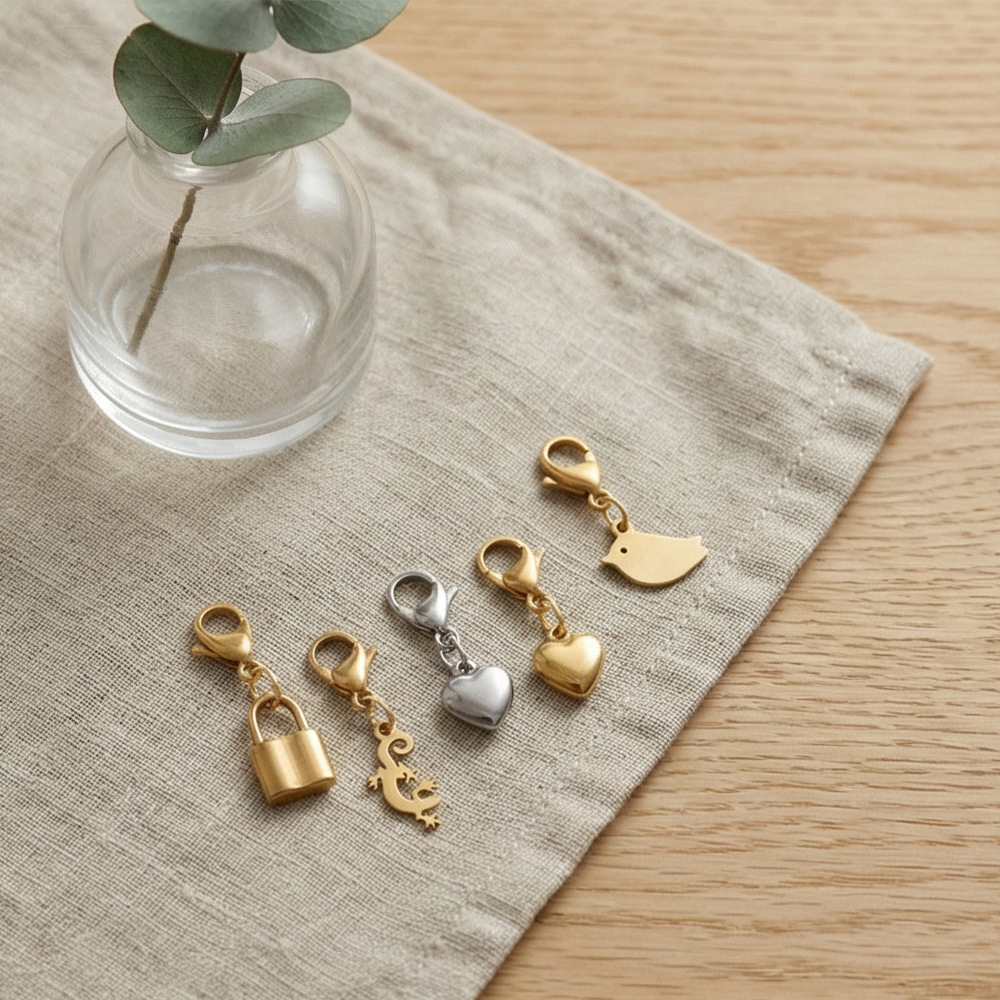 Gold and silver patterned lobster clasp small pendant, handmade DIY shoe pendant module, jewelry accessory wholesale.