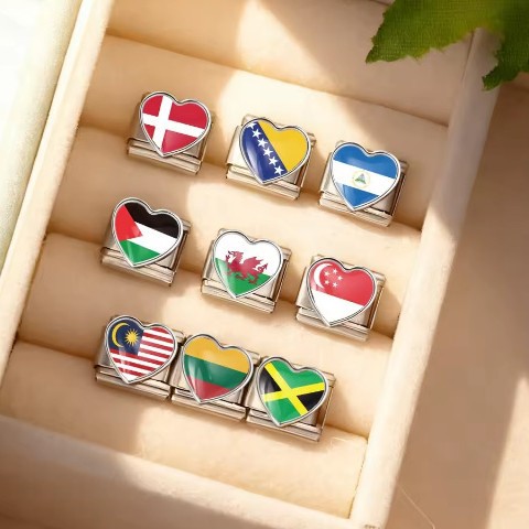 DIY Italian-style patchwork bracelet with heart-shaped flag and flag design, stainless steel watch strap and chain accessories.
