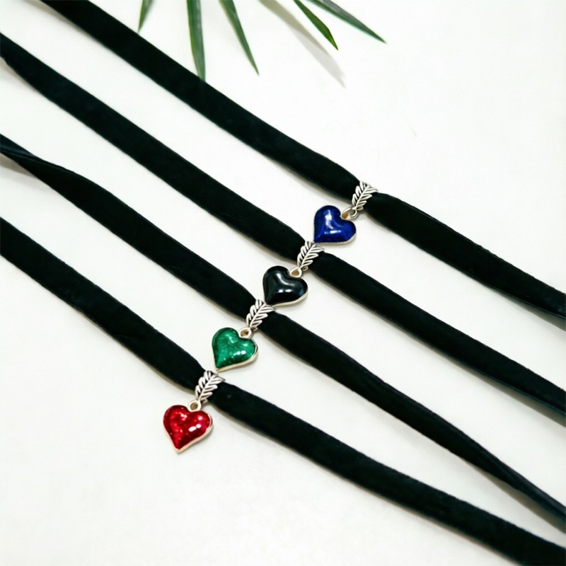 Gothic-style glittery heart velvet choker, metal leaf clasp choker, multi-colored sweet and cool necklace.