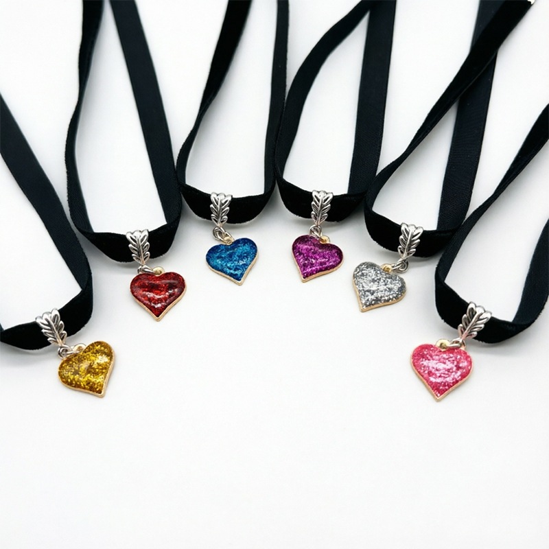 Gothic-style glittery heart velvet choker, metal leaf clasp choker, multi-colored sweet and cool necklace.