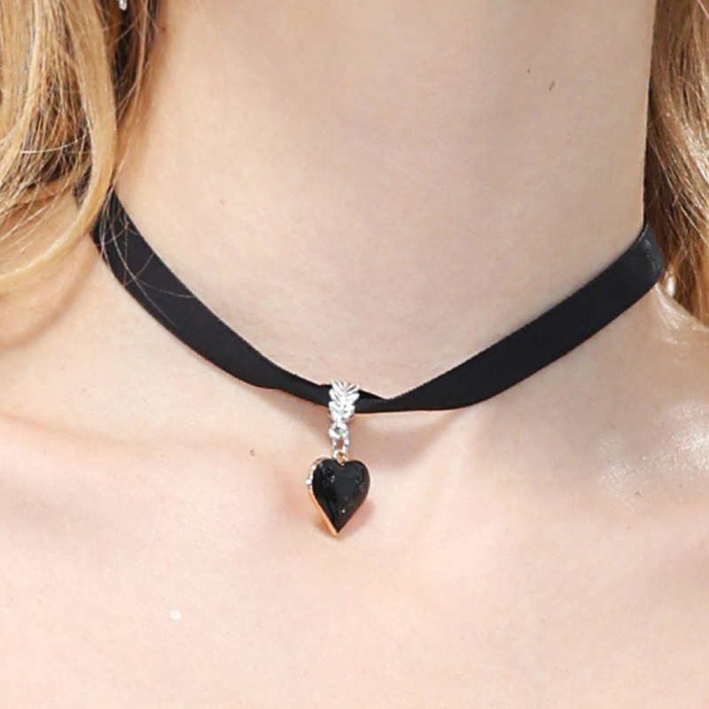 Gothic-style glittery heart velvet choker, metal leaf clasp choker, multi-colored sweet and cool necklace.