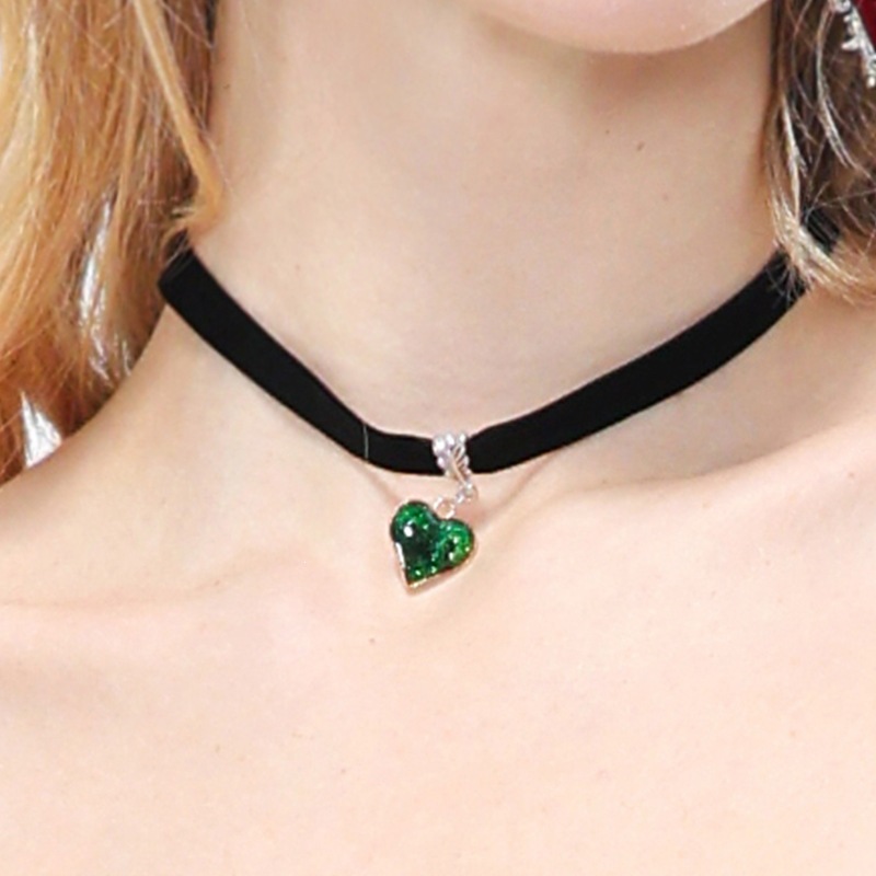 Gothic-style glittery heart velvet choker, metal leaf clasp choker, multi-colored sweet and cool necklace.