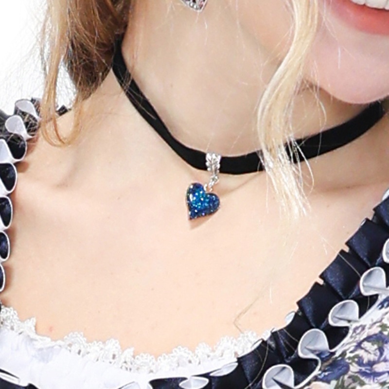 Gothic-style glittery heart velvet choker, metal leaf clasp choker, multi-colored sweet and cool necklace.