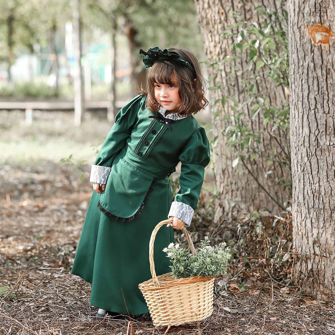 Children's European-style long-sleeved retro dark green dress with lace pattern cuffs, comes with a bat headband, matching parent-child outfit.