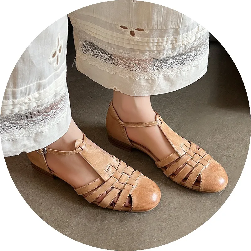 Retro woven openwork flat sandals for women, spring and summer, low heel, round toe, versatile, Roman T-strap.