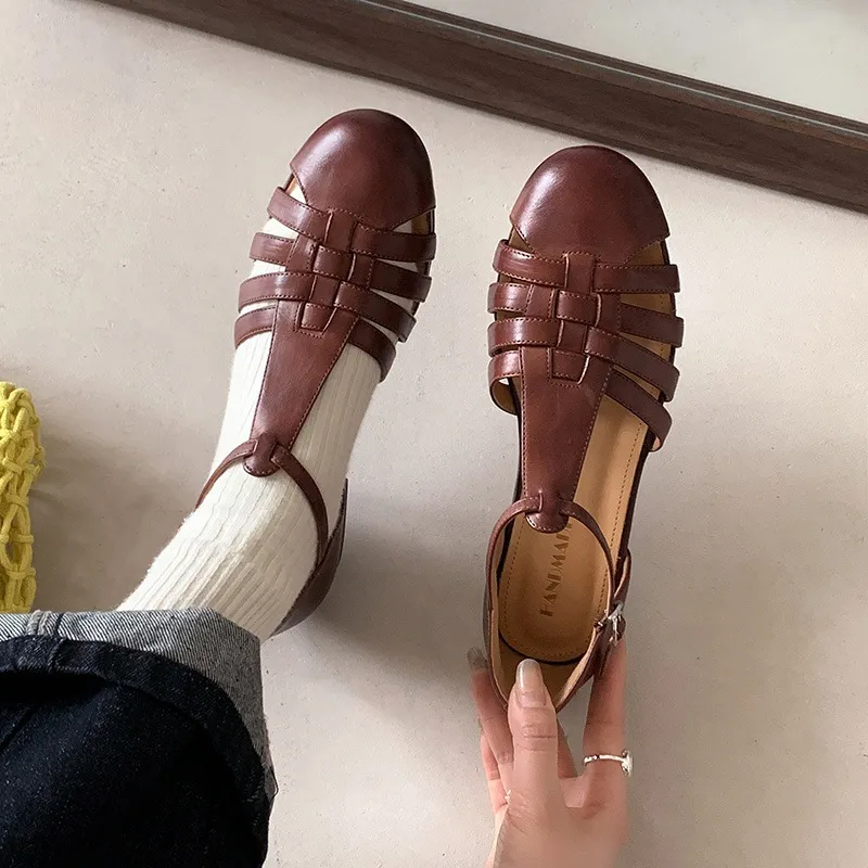 Retro woven openwork flat sandals for women, spring and summer, low heel, round toe, versatile, Roman T-strap.