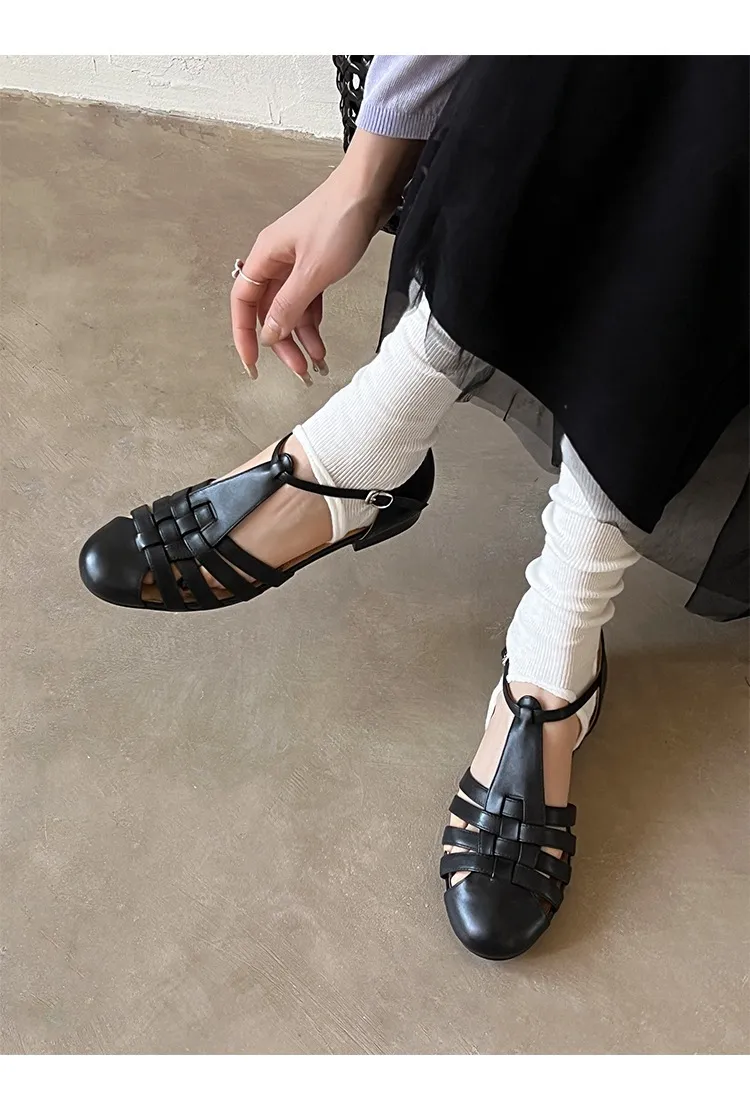 Retro woven openwork flat sandals for women, spring and summer, low heel, round toe, versatile, Roman T-strap.