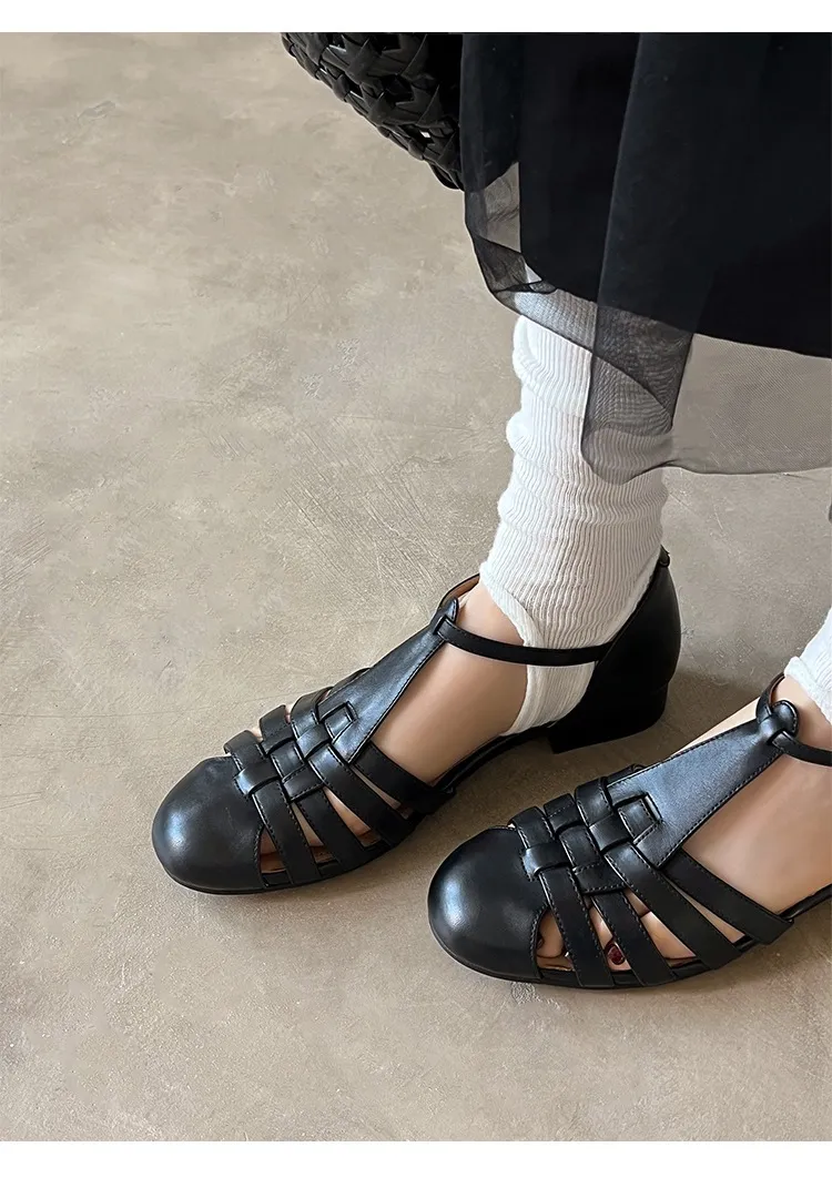 Retro woven openwork flat sandals for women, spring and summer, low heel, round toe, versatile, Roman T-strap.