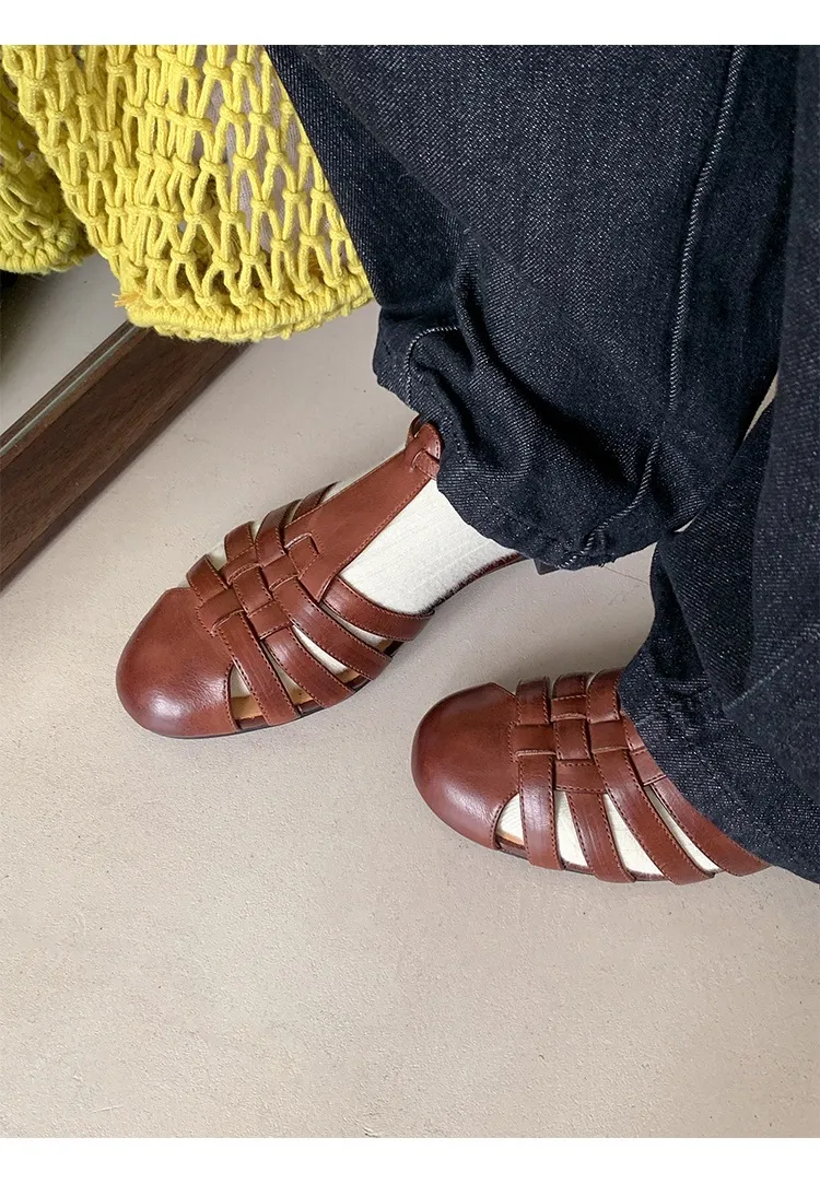 Retro woven openwork flat sandals for women, spring and summer, low heel, round toe, versatile, Roman T-strap.