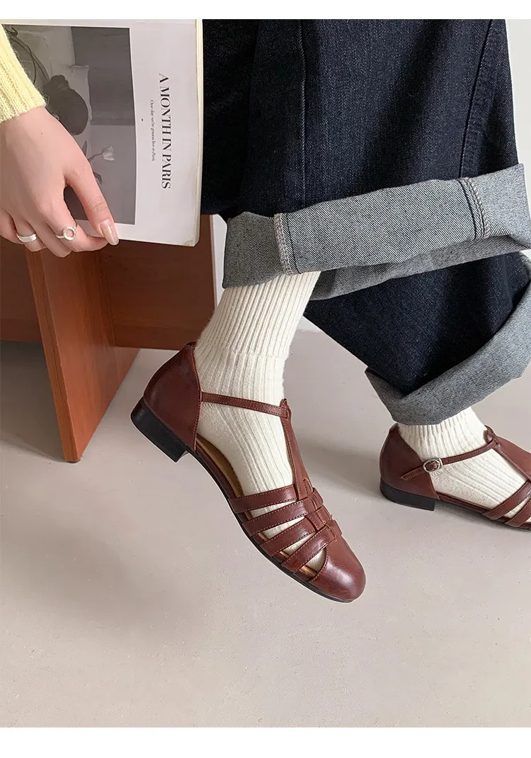 Retro woven openwork flat sandals for women, spring and summer, low heel, round toe, versatile, Roman T-strap.