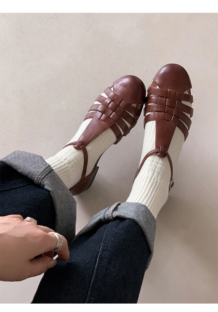 Retro woven openwork flat sandals for women, spring and summer, low heel, round toe, versatile, Roman T-strap.