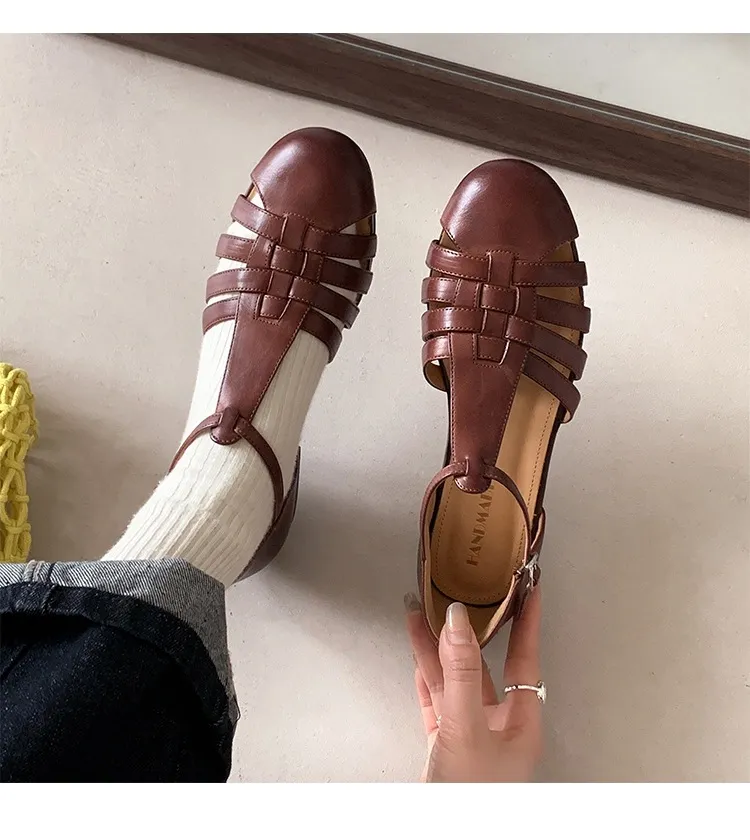Retro woven openwork flat sandals for women, spring and summer, low heel, round toe, versatile, Roman T-strap.