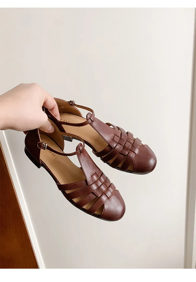 Retro woven openwork flat sandals for women, spring and summer, low heel, round toe, versatile, Roman T-strap.