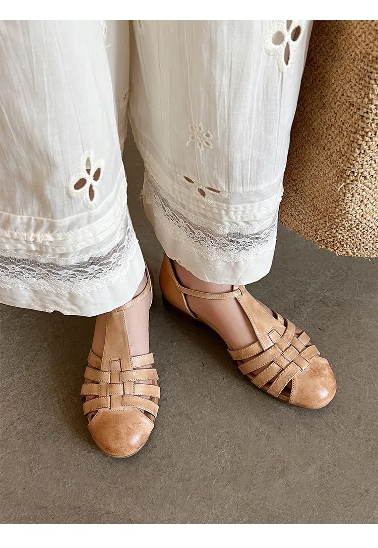 Retro woven openwork flat sandals for women, spring and summer, low heel, round toe, versatile, Roman T-strap.