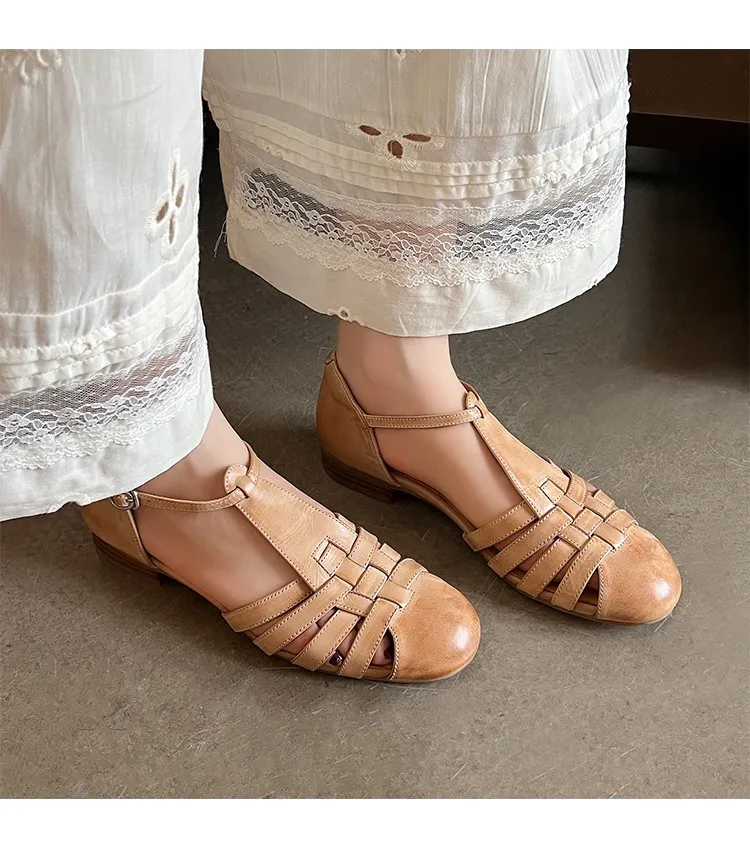 Retro woven openwork flat sandals for women, spring and summer, low heel, round toe, versatile, Roman T-strap.