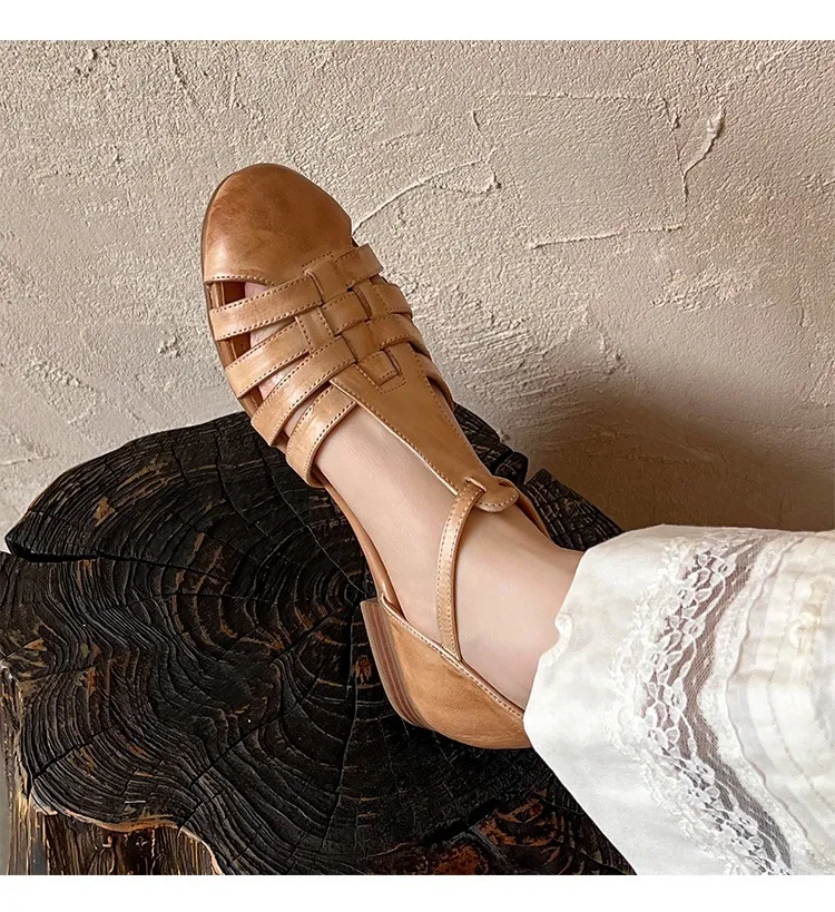 Retro woven openwork flat sandals for women, spring and summer, low heel, round toe, versatile, Roman T-strap.