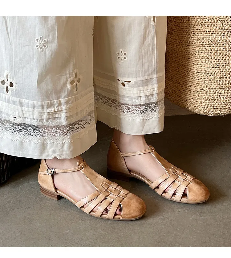 Retro woven openwork flat sandals for women, spring and summer, low heel, round toe, versatile, Roman T-strap.
