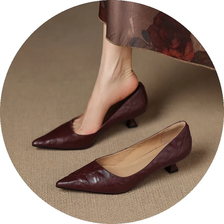 Spring and Autumn French-style sheepskin mid-high stiletto heels for women, elegant, versatile, suitable for commuting, fashionable pointed toe low-cut shoes.