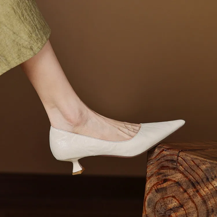Spring and Autumn French-style sheepskin mid-high stiletto heels for women, elegant, versatile, suitable for commuting, fashionable pointed toe low-cut shoes.