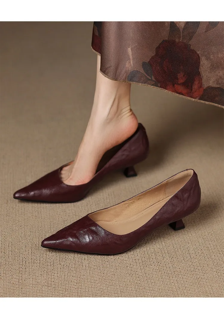 Spring and Autumn French-style sheepskin mid-high stiletto heels for women, elegant, versatile, suitable for commuting, fashionable pointed toe low-cut shoes.