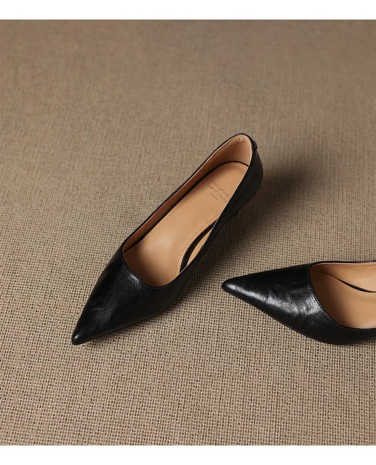 Spring and Autumn French-style sheepskin mid-high stiletto heels for women, elegant, versatile, suitable for commuting, fashionable pointed toe low-cut shoes.