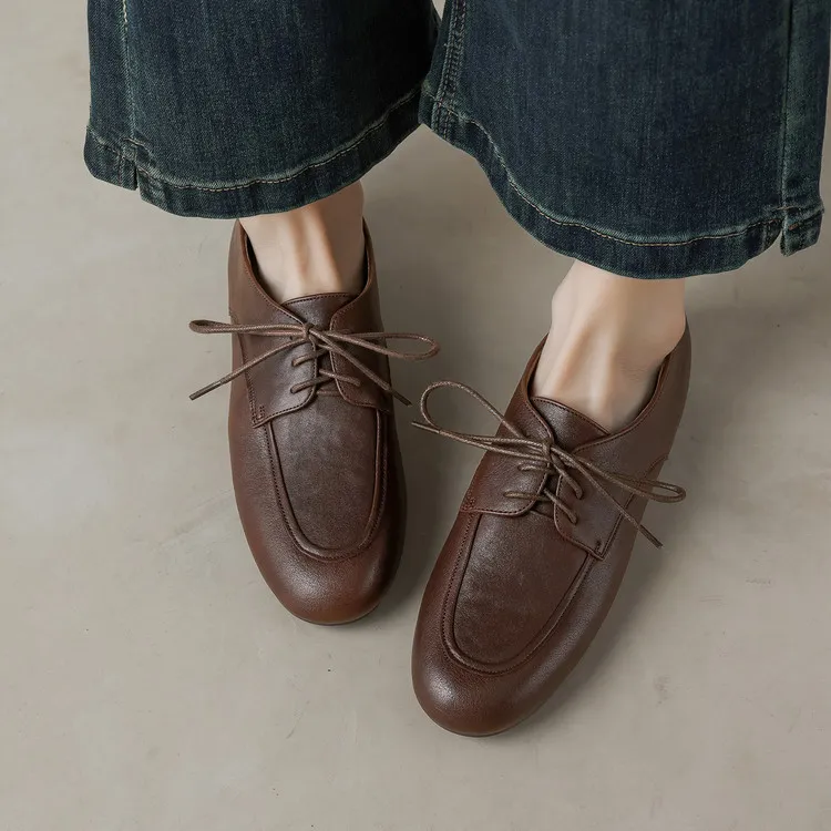 Women's flat shoes with round toe, laces, and deep opening, made of cowhide leather. Available in black and brown. 12-17k
