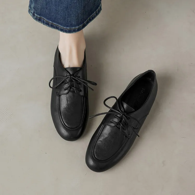 Women's flat shoes with round toe, laces, and deep opening, made of cowhide leather. Available in black and brown. 12-17k