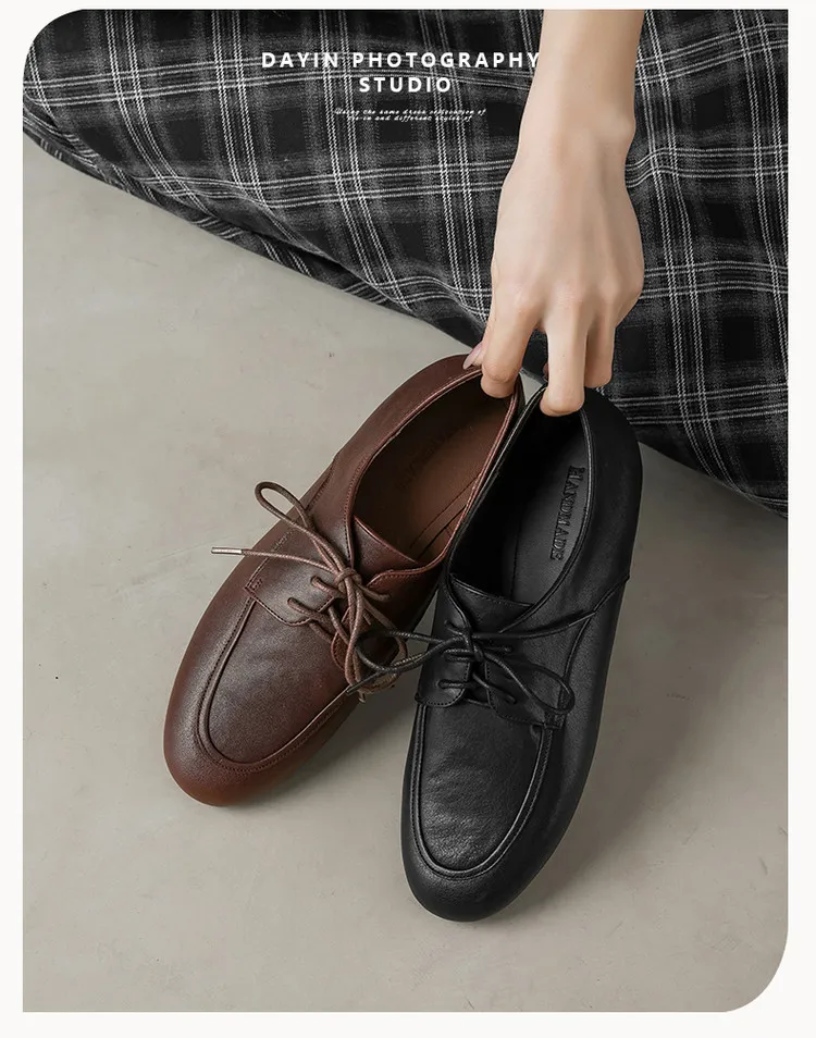 Women's flat shoes with round toe, laces, and deep opening, made of cowhide leather. Available in black and brown. 12-17k