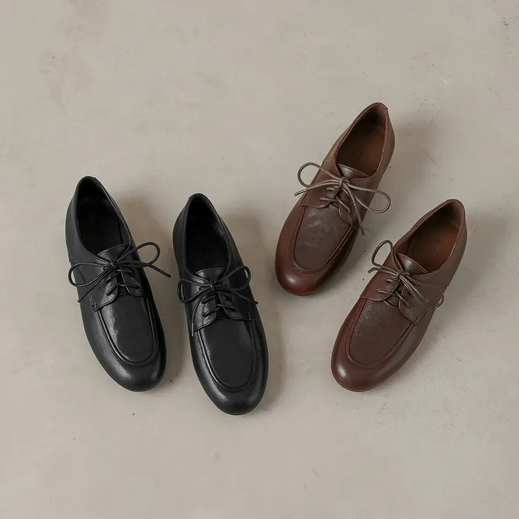 Women's flat shoes with round toe, laces, and deep opening, made of cowhide leather. Available in black and brown. 12-17k