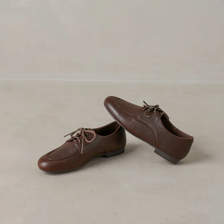 Women's flat shoes with round toe, laces, and deep opening, made of cowhide leather. Available in black and brown. 12-17k