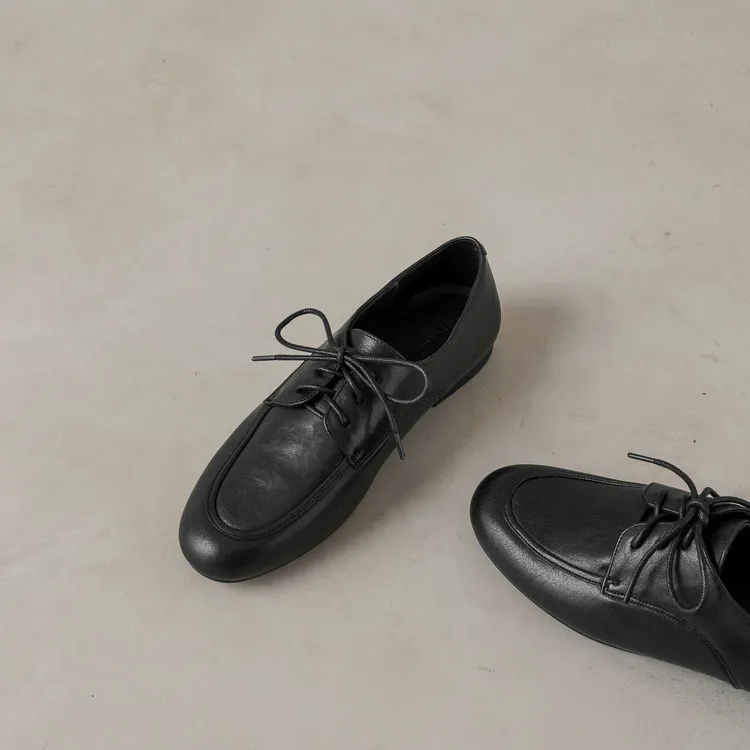Women's flat shoes with round toe, laces, and deep opening, made of cowhide leather. Available in black and brown. 12-17k