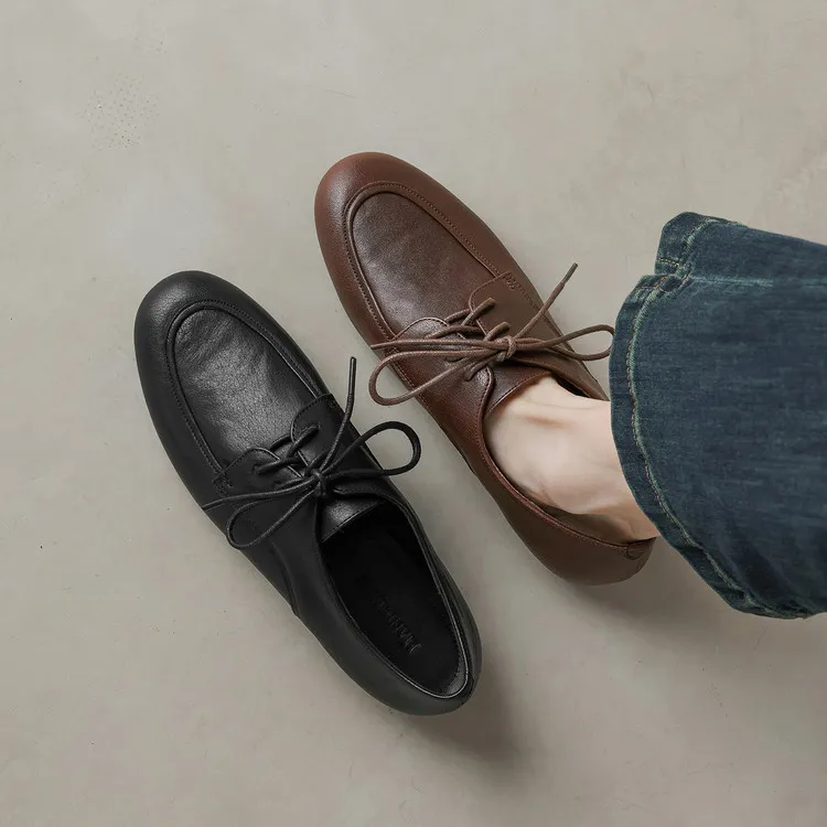Women's flat shoes with round toe, laces, and deep opening, made of cowhide leather. Available in black and brown. 12-17k