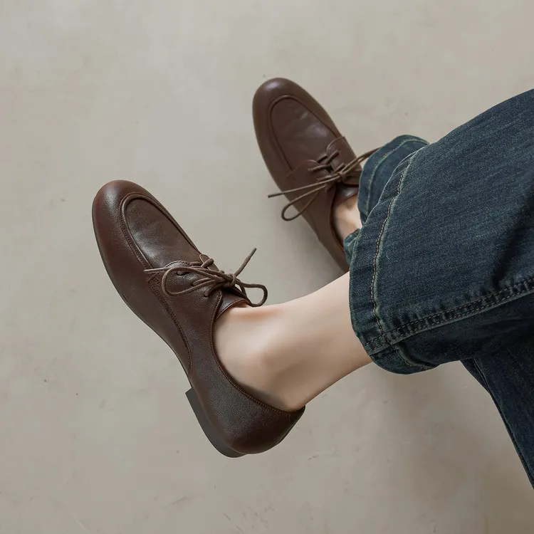 Women's flat shoes with round toe, laces, and deep opening, made of cowhide leather. Available in black and brown. 12-17k