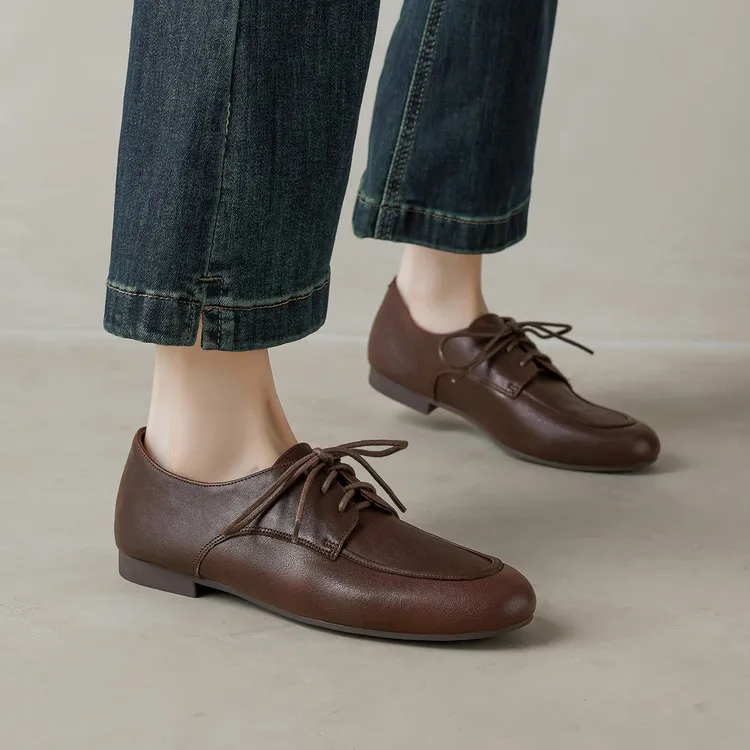 Women's flat shoes with round toe, laces, and deep opening, made of cowhide leather. Available in black and brown. 12-17k