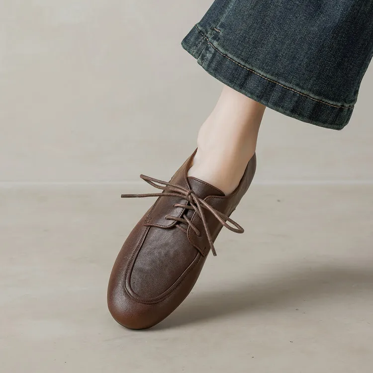 Women's flat shoes with round toe, laces, and deep opening, made of cowhide leather. Available in black and brown. 12-17k