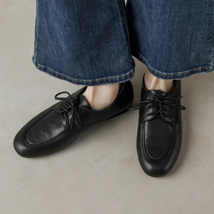 Women's flat shoes with round toe, laces, and deep opening, made of cowhide leather. Available in black and brown. 12-17k