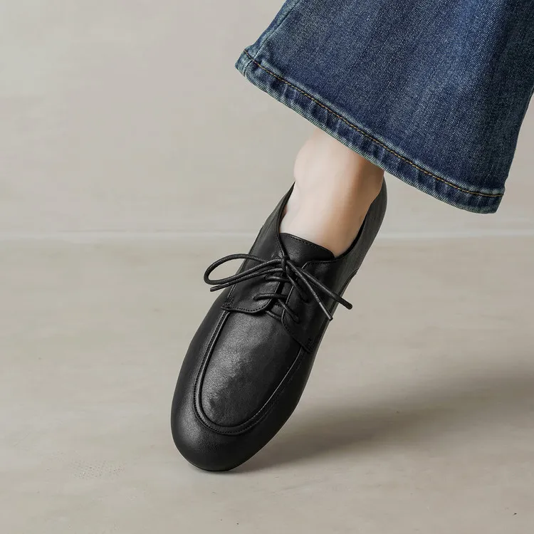 Women's flat shoes with round toe, laces, and deep opening, made of cowhide leather. Available in black and brown. 12-17k